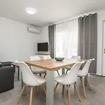 Spanic 1 By Interhome Vir