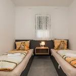 Spanic 1 By Interhome Vir