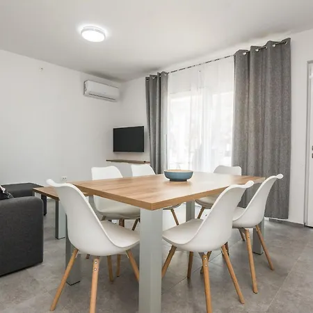 Spanic 1 By Interhome Vir