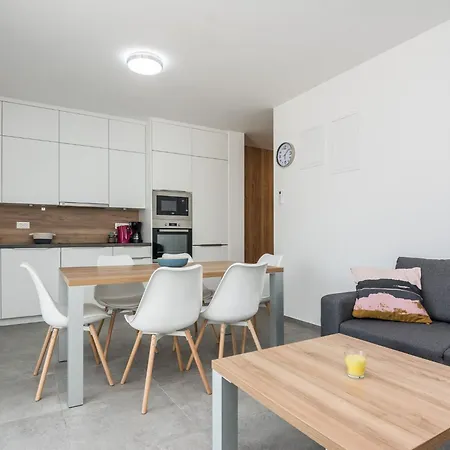 Spanic 1 By Interhome Vir