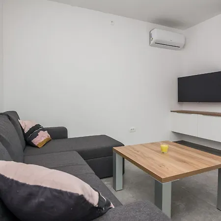 Apartman Spanic 1 By Interhome *