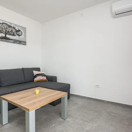 Spanic 1 By Interhome Vir